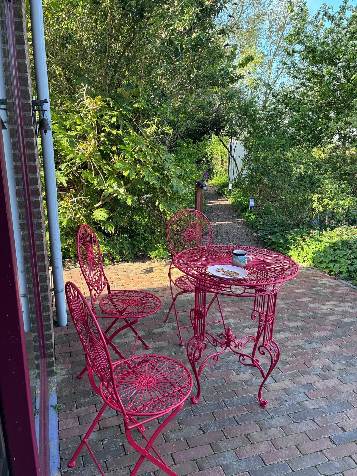 Garten und Sitzecke am Haus